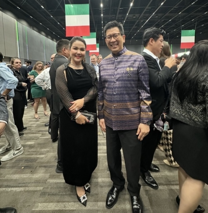 Glückwünsche aus Pattaya: Dr. Darin Phanthusak, Vizepräsidentin der Tiffany‘s Group, zusammen mit Ekniti Nitithanprapas, dem stellvertretenden Premierminister und Finanzminister Thailands.