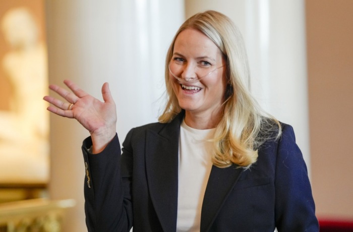 Norwegens Kronprinzessin Mette-Marit trägt bei einem Empfang für Paralympics-Athleten in Oslo eine Atemhilfe. Foto: epa/Lise Aserud
