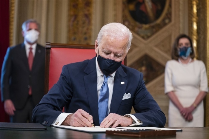 US-Präsident Joe Biden unterzeichnet im Präsidentenzimmer drei Dokumente, darunter eine Inaugurationserklärung, Kabinettsernennungen und Ernennungen von Unterkabinetten. Foto: epa/Jim Lo Scalzo / Pool