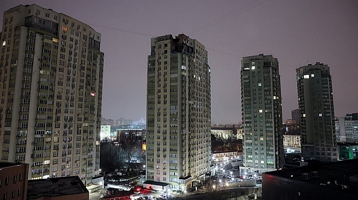 Blick auf ein bei einem Drohnenangriff beschädigtes Wohngebäude (C) in Kiew. Foto: EPA-EFE/Oleg Petrasyuk