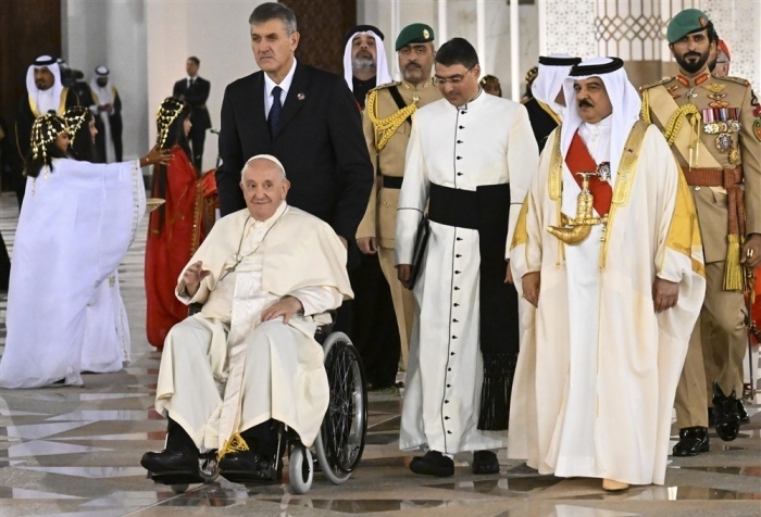 Der Papst Franziskus besucht Bahrain. Foto: epa/Maurizio Brambatti