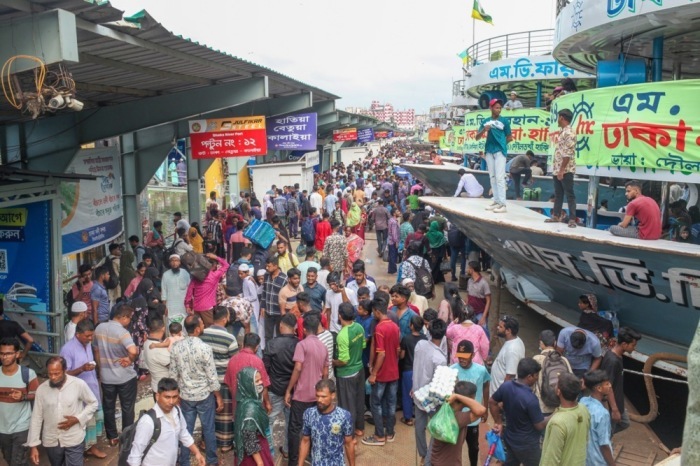 Reisende drängen sich am Fährterminal in Dhaka vor dem muslimischen Opferfest Eid al-Adha Foto: epa/Monirul Alam