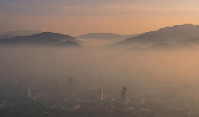 Die geografische Kessellage und landwirtschaftliche Brandrodung sind Hauptursachen für den jährlichen Smog. Foto: Der Farang (ai)