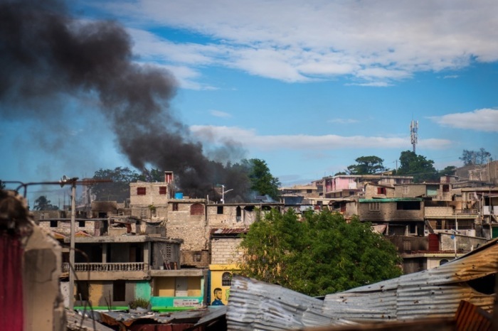 Rauchwolken aus einem Wohngebiet in Port-au-Prince. Foto: epa/Johnson Sabin