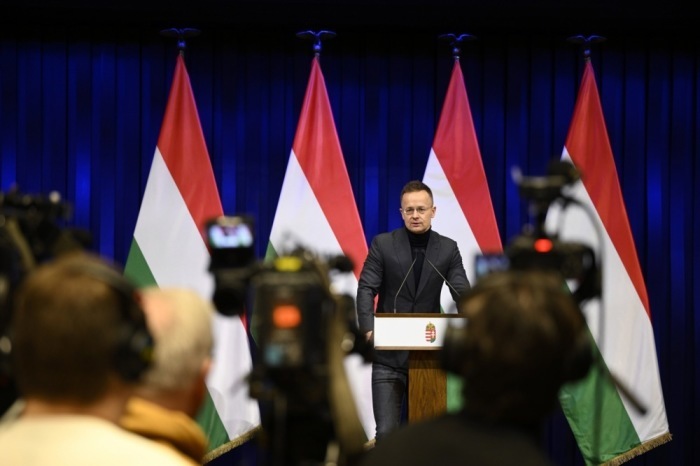 Außenminister Péter Szijjártó spricht nach einer Kabinettssitzung bei einer Pressekonferenz in Budapest. Foto: EPA/Boglarka Bodnar