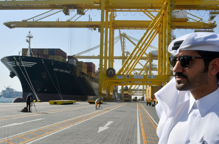  Saudi-Arabien, Bahrain, die Vereinigten Arabischen Emirate und Ägypten haben den Schiffsverkehr von und nach Katar bis auf Weiteres ausgesetzt. Das Bild zeigt ein Containerterminal im Hafen von Doha. Foto: epa/Noushad Thekkayil