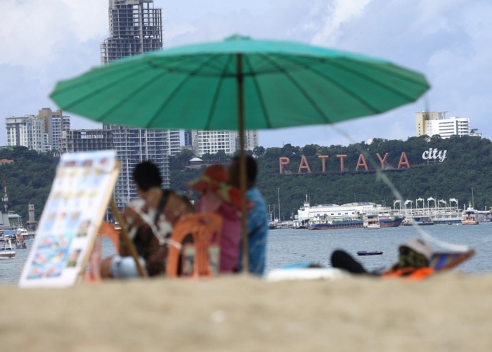 Blick auf Pattayas Strand mit ikonischem Stadtschriftzug – Thailands Tourismus kämpft mit starkem Baht und Sicherheitsfragen Foto: epa-efe/Narong Sangnak