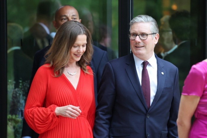 Keir Starmer geht mit seiner Ehefrau Victoria vor dem Gruppenfoto beim G7-Gipfel in Évian-les-Bains. Foto: epa/Ludovic Marin/pool
