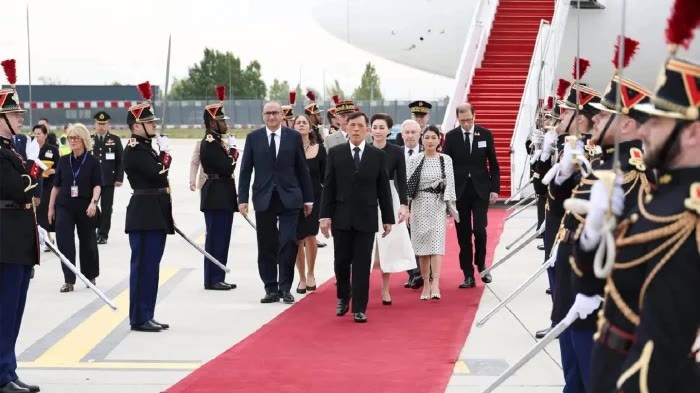 Ihre Majestäten König Maha Vajiralongkorn und Königin Suthida werden nach ihrer Ankunft auf dem Flughafen Paris-Orly mit militärischen Ehren empfangen. Foto: The Nation