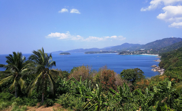 Dieses Postkarten-Panorama erwartet die Gäste des Sabai Corner. Das Lokal befindet sich hoch über dem Kata Beach.