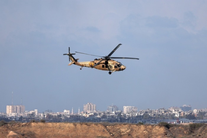 Am südlichen Gazastreifen, von Be'eri aus gesehen, steigt Rauch aus einem israelischen Hubschrauber auf. Foto: epa/Atef Safadi