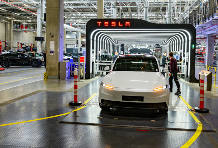 In der Gigafactory Berlin-Brandenburg rollen Fahrzeuge vom Typ Tesla Model Y bei der Endkontrolle vom Band. Foto: Patrick Pleul/dpa