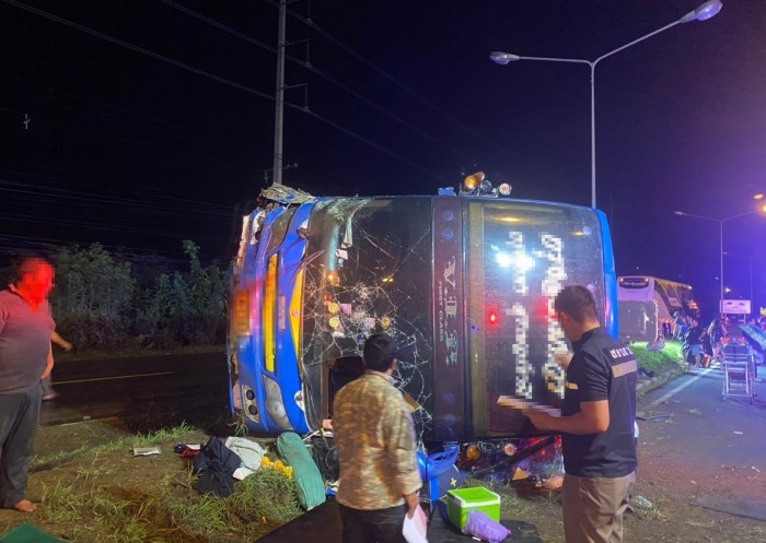 Der Reisebus aus Surat Thani kam von der Fahrbahn ab, prallte gegen die Mitteltrennung und kippte auf die Seite. Bild: FM91 Trafficpro
