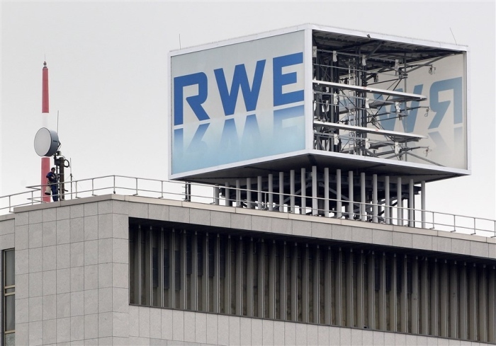 Ein Aktenfoto vom 17. Juni 2014 zeigt zwei der vier riesigen Glasscheiben, die das RWE-Logo in alle Richtungen zeigen. Archivfoto: epa/ROLAND WEIHRAUCH