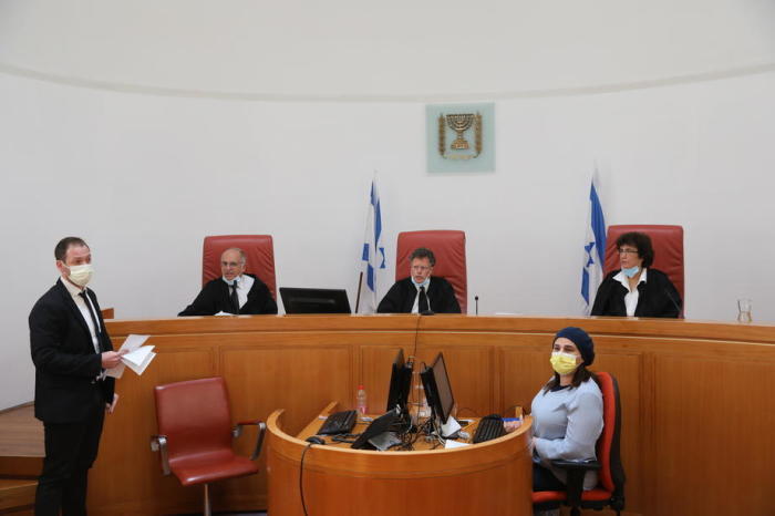 Israelische Richter während einer Diskussion am Obersten Gerichtshof in Ostjerusalem. Foto: epa/Abir Sultan
