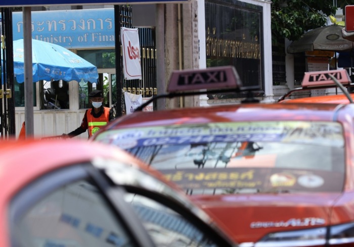 Neue QR-Codes in thailändischen Taxis sollen Fahrgästen mehr Transparenz bieten und direkte Rückmeldungen an die Behörden ermöglichen. Foto: epa/Narong Sangnak