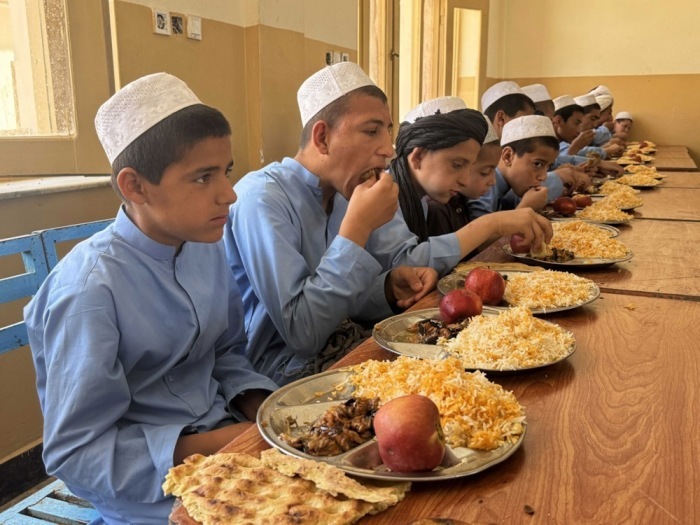 Waisenkinder essen in einem staatlich finanzierten Waisenhaus in Kandahar. Die Einrichtung betreut rund 300 Kinder. Foto: EPA/Qudratullah Razwan