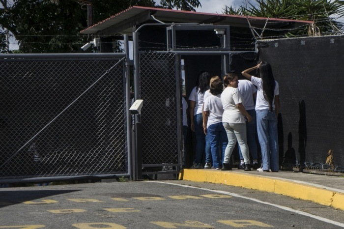 Angehörige politischer Gefangener betreten das Gefängnis Rodeo I und warten in Venezuela weiter auf Freilassungen. Foto: epa/Boris Vergara