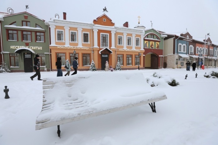 Menschen gehen während eines Schneefalls durch die Grenzstadt Pechory nahe der Grenze zu Estland im russischen Gebiet Pskow. Foto: EPA/Maxim Shipenkov