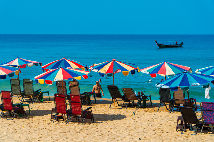 Leere Liegen am Karon Beach: Phukets Hotellerie leidet unter Stornierungen und einem ruinösen Preiskampf. Foto: Yasuspade/Adobe Stock