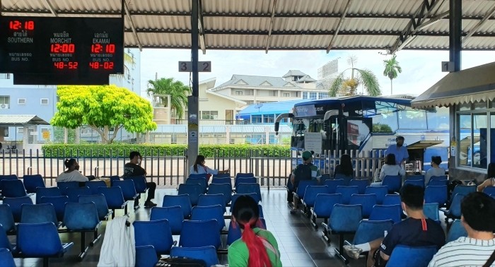 Die Busfahrt von Pattaya nach Bangkok dauert in der Regel 90 Minuten, während der Rushhour kann sich die Fahrtzeit jedoch schnell wegen Staus erhöhen. Foto: Jahner