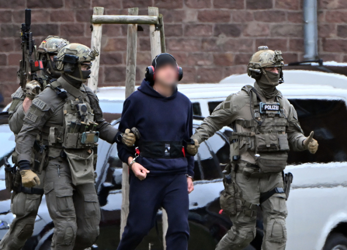 Eine Person wird zu einem Hubschrauber geführt. Foto: Uli Deck/dpa