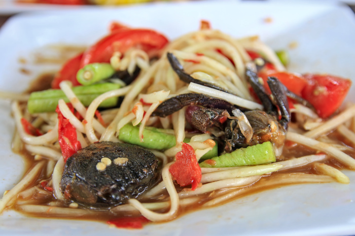 Som Tam mit fermentierter Fischpaste gilt als mögliche Ursache der hohen Infektionszahlen. Foto: Suthep_Tangphan/Adobe Stock