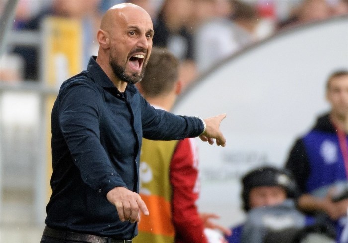 Der deutsche Bundestrainer Antonio Di Salvo reagiert während der UEFA-U21-Europameisterschaft. Foto: epa/Grzegorz Michalowski Polen Aus