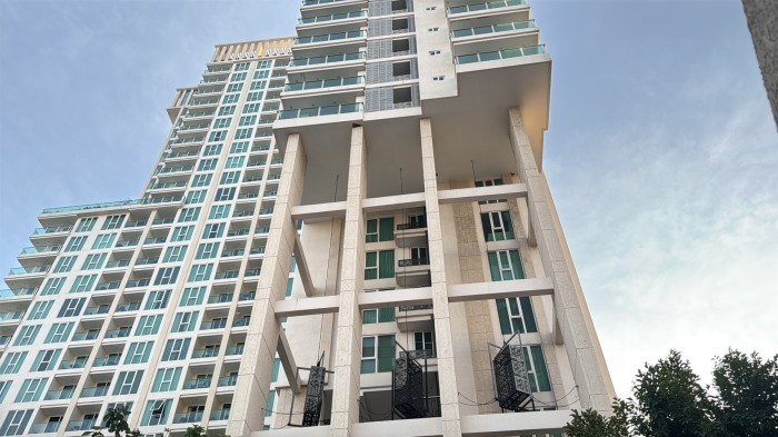 Blick auf das Hochhaus in Pattaya, aus dessen 25. Etage eine 26-jährige Frau in den Poolbereich stürzte. Bild: TMN.TV