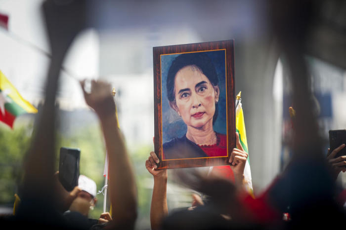 Bürger und Unterstützer Myanmars halten myanmarische Nationalflaggen und ein großes Bild der myanmarischen Demokratieikone Aung San Suu Kyi. Foto: epa/Diego Azubel