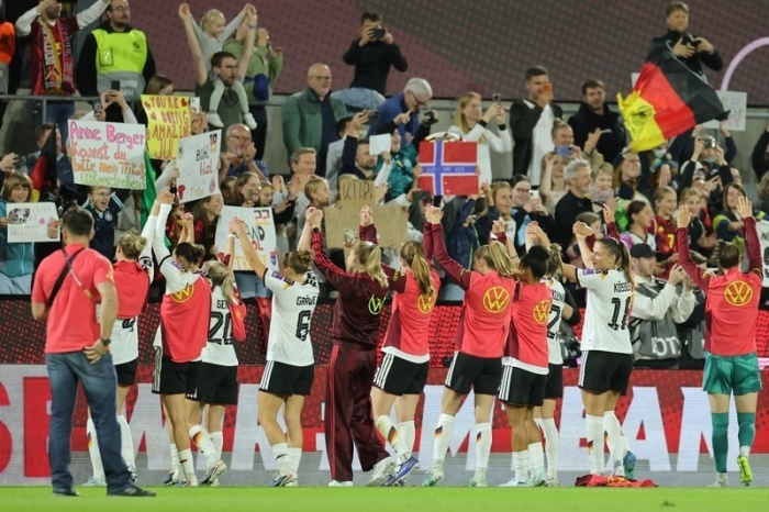 Die deutsche Mannschaft jubelt nach dem Sieg vor den Fans. Das Spiel endete 2:0. Foto: Rolf Vennenbernd/dpa