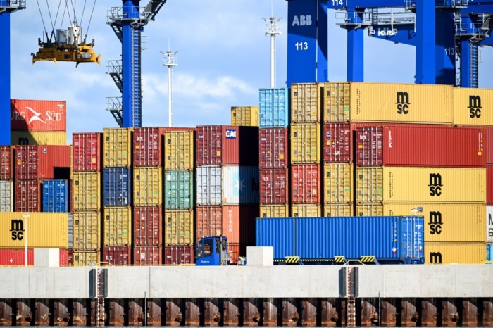 Container werden im Hafen von Gdansk entladen, nachdem ein Frachtschiff aus China eine neue Handelsroute nach Europa genutzt hat. Foto: epa/Andrzej Jackowski