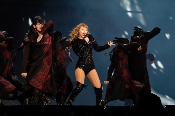 Die amerikanische Sängerin und Songschreiberin Taylor Swift tritt auf. Foto. EPA-EFE/JOEL CARRETT