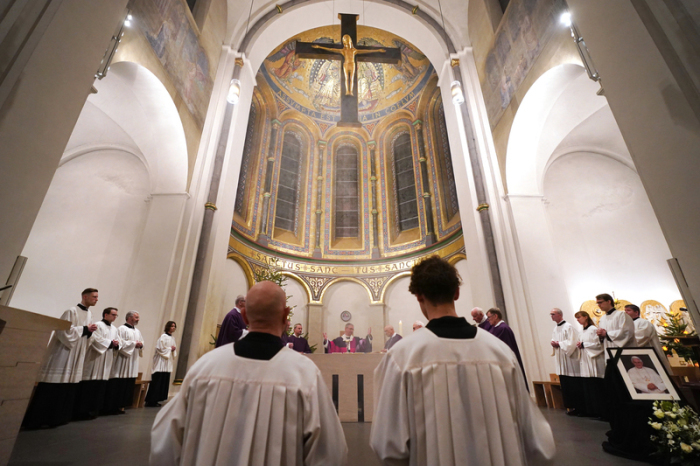 Erzbischof Stefan Heße (M) betet während eines Pontifikalrequiem für den gestorbenen Papst Benedikt XVI. im St. Marien-Dom. Foto: Marcus Brandt/dpa