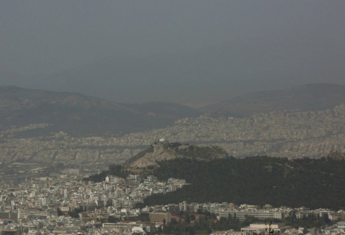 Saharastaub hüllt den Himmel über Athen in einen orangefarbenen Schleier. Warme Luftmassen aus Afrika sorgten zudem für ungewöhnlich hohe Temperaturen. Foto: Orestis Panagiotou/epa