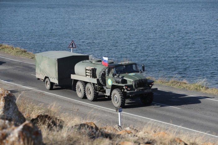 Ein Militärfahrzeug der russischen Friedenstruppen fährt auf der Autobahn zwischen Eriwan und Sewan. EPA-EFE/HAYK BAGHDASARYAN