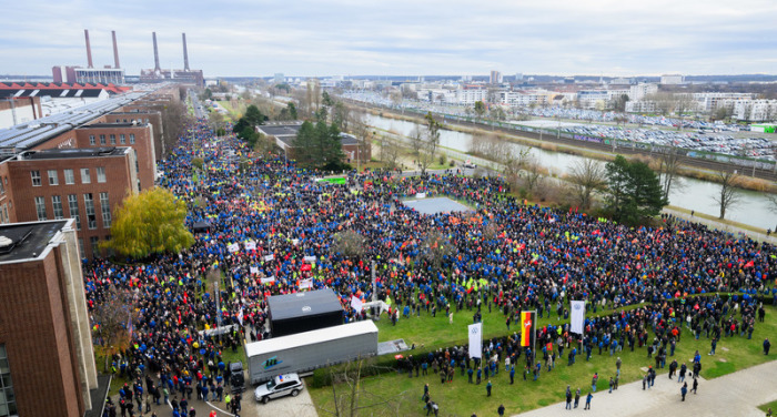 Beschäftigte von Volkswagen versammeln sich während einer Warnstreik-Kundgebung auf dem Werksgelände in Wolfsburg. Foto: dpa Pool/Julian Stratenschulte