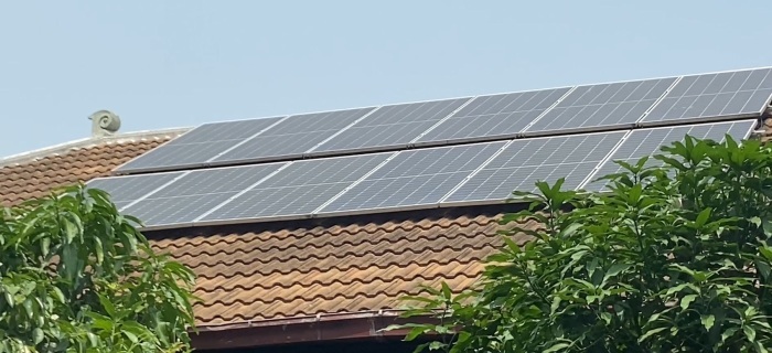 Die total 36 Solarpanele produzieren an schönen Tagen mehr Strom, als wir in den Batterien speichern können. Fotos: hf