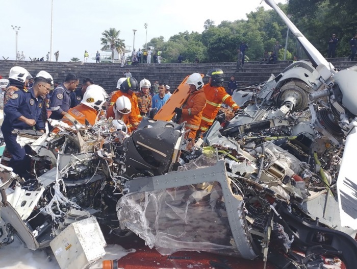 Beim Zusammenstoß von zwei Hubschraubern der malaysischen Marine während einer Paradeprobe kommen zehn Menschen ums Leben. Foto: epa/Perak's Fire And Rescue Department