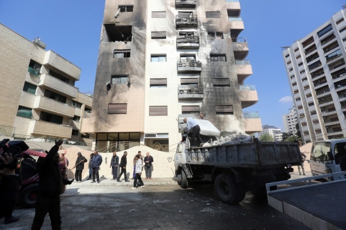 Ein nach einem Raketeneinschlag in Damaskus beschädigtes Gebäude. Foto: epa/Youssef Badawi