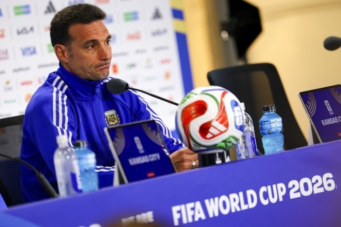 Argentiniens Nationaltrainer Lionel Scaloni spricht vor dem WM-Viertelfinale gegen die Schweiz auf einer Pressekonferenz in Kansas City. Foto: EPA/Christopher Neundorf