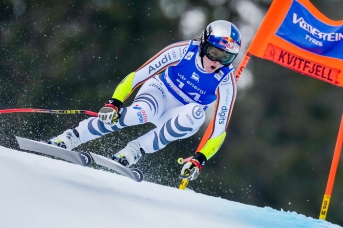 Emma Aicher fährt beim Super-G in Kvitfjell mit hoher Geschwindigkeit die Strecke hinab und kämpft um eine Topplatzierung im Weltcup. Foto: epa/Cornelius Poppe