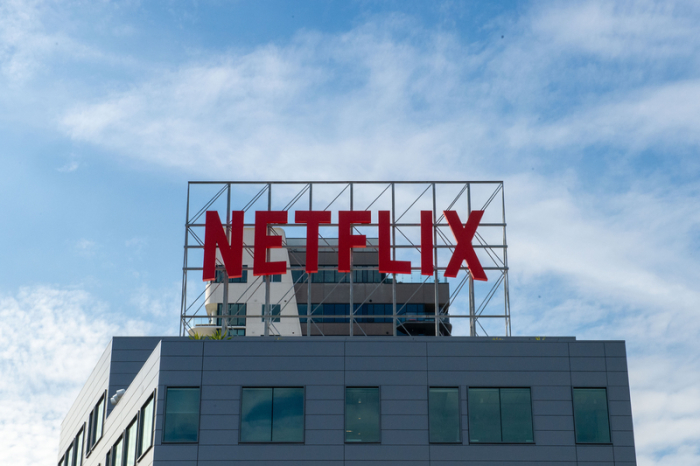 Das Logo von Netflix ist auf einem Gebäude des Videostreaming-Anbieters zu sehen. Foto: Andrej Sokolow/dpa