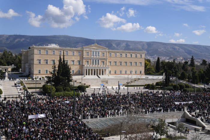 Demonstranten versammeln sich vor dem Parlament am Syntagma-Platz. Foto: Petros Giannakouris/Ap