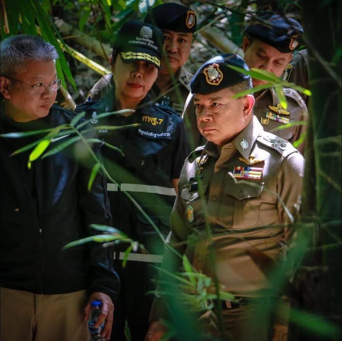 Die Polizei sichert weitere Spuren auf der Kautschukplantage in Sangkhla Buri und treibt die Ermittlungen im Fall der getöteten Siebenjährigen voran. Foto: Royal Thai Police
