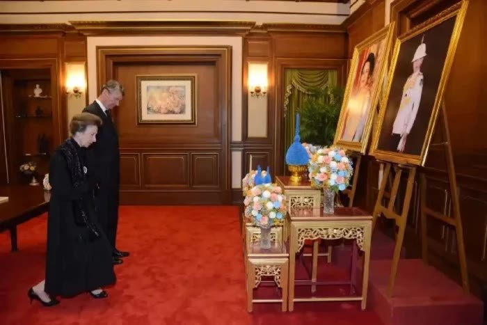 Prinzessin Anne und Sir Timothy Laurence erweisen der verstorbenen Königinmutter Sirikit und Prinzessin Bajrakitiyabha die letzte Ehre. Foto: The Nation