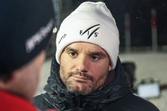 FIS-Ausrüstungsinspektor Mathias Hafele bei der Großschanzen-Konkurrenz HS140 im Weltcup von Lillehammer. Foto: EPA/Geir Olsen