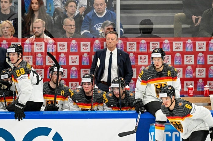 Cheftrainer der deutschen Nationalmannschaft Harold Kreis (C). Foto: epa/Kimmo Brandt