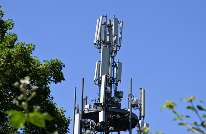 Mobilfunkantennen senden am Rand eines Wohngebiets in Stuttgart über 2G, 4G und 5G. O2 plant die Abschaltung von 2G bis 2028. Foto: dpa/Bernd Weißbrod