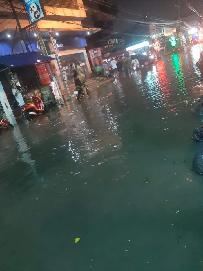 Montagnacht war die Soi Buakhao komplett überschwemmt. Foto: Privat